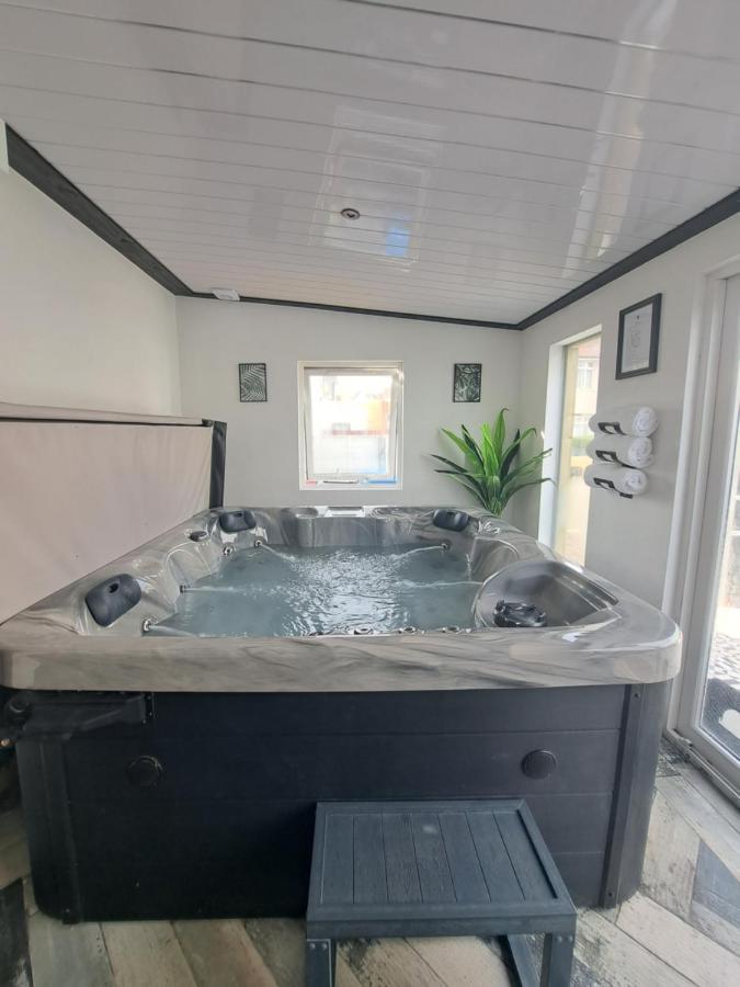 בלקפול Family Holiday With Hot Tub , Family Groups Only מראה חיצוני תמונה